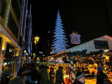 Budapeşte, Macaristan - 30 Aralık 2015: Turist Noel Pazar keyfini çıkarın