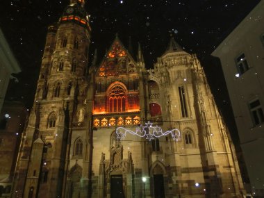 Kosice, Slovakya St. Elisabeth katedralde cephe karlı gece