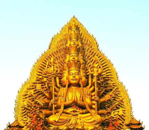 Statua di Buddha su sfondo cielo blu — Foto Stock