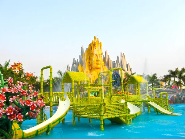 胡志明市，越南-2011 年 2 月 10 日︰ 人享受假期在游乐园坝森 — 图库照片
