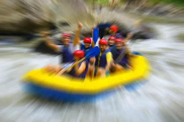 Rafting na horské řece, rozmazaný v postprodukci — Stock fotografie