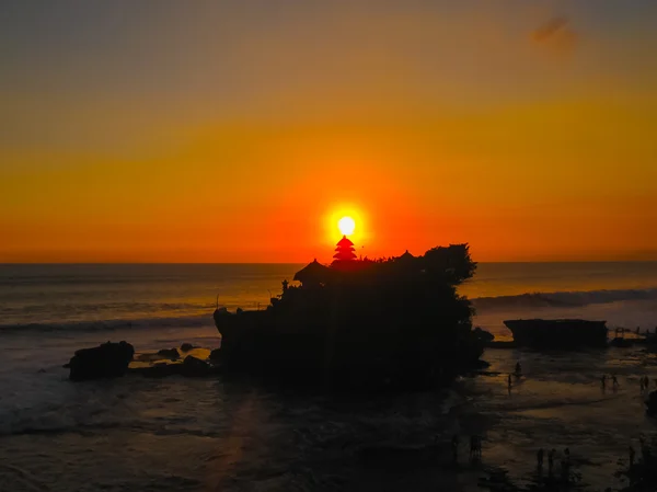 Tanah Lot och havet vågor i gyllene solnedgång, Bali — Stockfoto