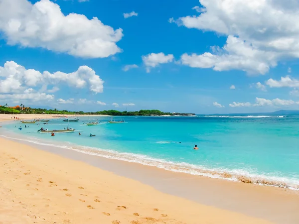 Nusa Dua alanında Bali adasında Güzel beyaz kumlu plaj. — Stok fotoğraf