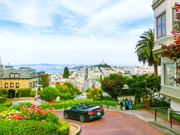 San Francisco, Califórnia, EUA - 04 de maio de 2016: Vista da Lombard Street — Fotografia de Stock