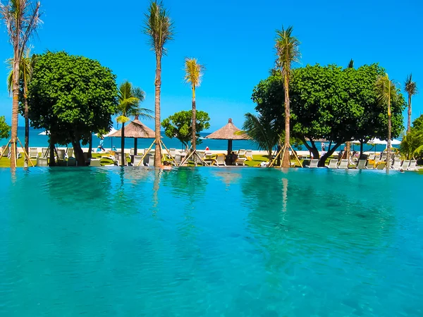 Bali, Indonésia - 09 de abril de 2012: A piscina e parque em Ayodya Resort — Fotografia de Stock