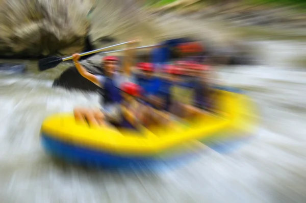 Rafting na horské řece, rozmazaný v postprodukci — Stock fotografie