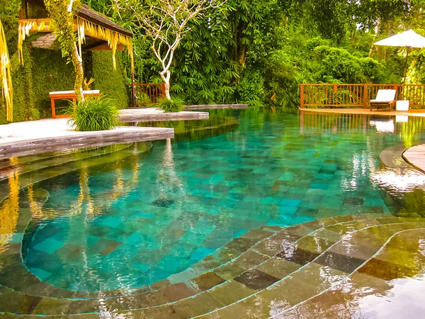 Bali, Indonésie – 13. dubna 2014: výhled na bazén v Nandini Jungle Resort a lázně. — Stock fotografie
