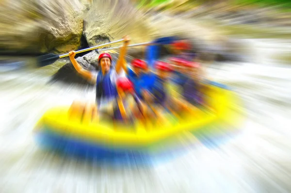 Rafting auf dem Gebirgsfluss, verschwommen in der Postproduktion — Stockfoto