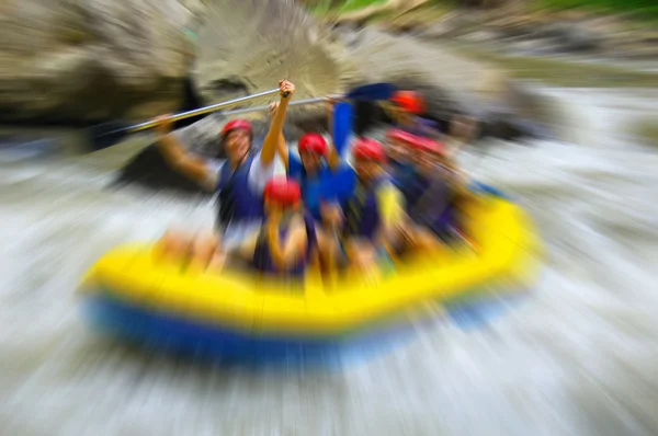 Rafting sul fiume di montagna, sfocato in post-produzione — Foto Stock