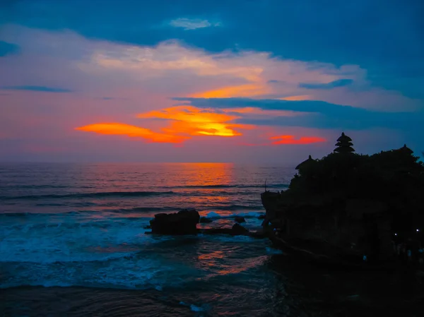 Tanah Lot Και Κύματα Της Θάλασσας Χρυσό Ηλιοβασίλεμα Στο Μπαλί — Φωτογραφία Αρχείου