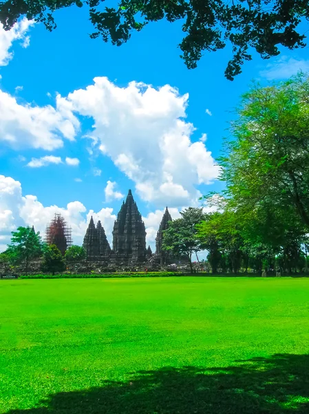 Templo de Prambanan perto de Yogyakarta em Java, Indonésia — Fotografia de Stock