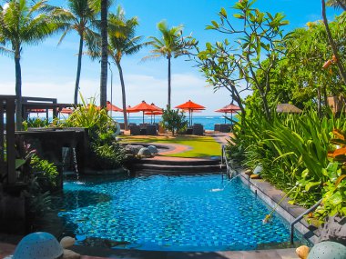 Bali, Endonezya - 14 Nisan 2014: St. Regis Resort yüzme havuzunun görünümünü