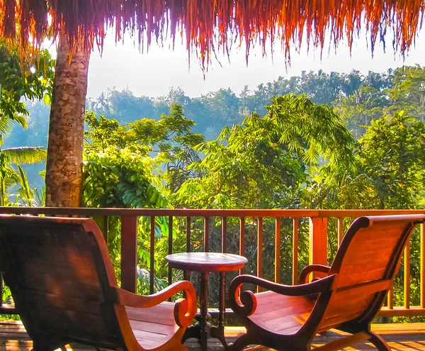 Bali, Indonesië - 14 April 2014: Uitzicht van bungalow met zitplaatsen in het Nandini Jungle Resort and Spa. — Stockfoto