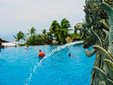 Bali, Endonezya - Aralık 30, 2008: The Ritz-Carlton Resort'ta yüzme havuzu görünümünü