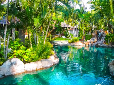 Bali, Endonezya - 13 Nisan 2014: Yüzme Havuzu mercan görünümü Villas görünümünü