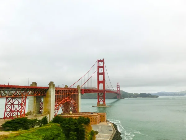 Il ponte del cancello d'oro in una nebbia a San Francisco — Foto Stock