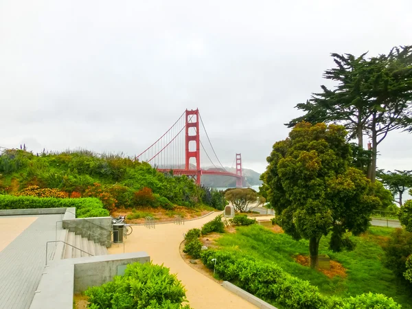 Altın gate Köprüsü San Francisco bir siste — Stok fotoğraf