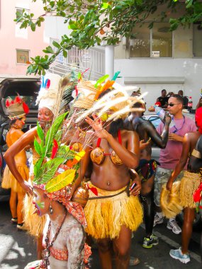 Noktası-a-Pitre, Guadeloupe - 09 Şubat 2013: Karayip karnaval güzel siyah kızlara
