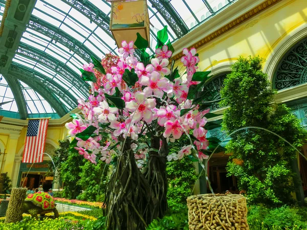 Las Vegas, Estados Unidos - 05 de mayo de 2016: El jardín floreciente japonés en el hotel de lujo Bellagio — Foto de Stock