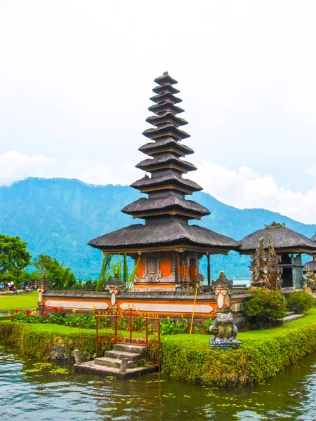 普拉乌兰达纽巴图尔水寺在巴厘岛 — 图库照片
