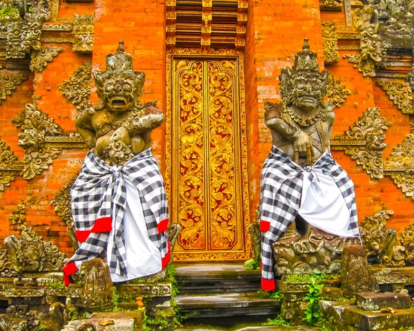 A porta do templo tradicional em Ubud, Bali, Iindonésia — Fotografia de Stock