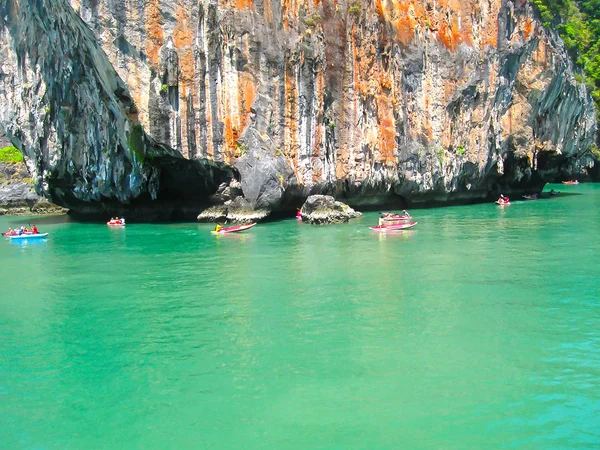 Las canoas en viaje al Parque Nacional Phang Nga en Tailandia — Foto de Stock