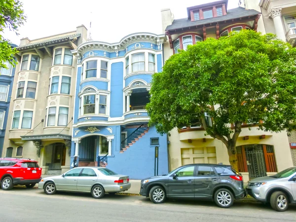 San Francisco, California, Estados Unidos de América - 04 de mayo de 2016: Los edificios de ventanas tradicionales — Foto de Stock