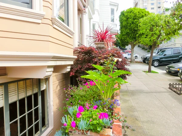 San Francisco, California, Estados Unidos de América - 04 de mayo de 2016: Los edificios de ventanas tradicionales en el centro de —  Fotos de Stock