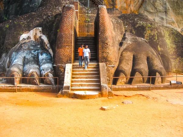 Sigiriya, Sri Lanka - 30 de abril de 2009: Fortaleza de Lion Rock — Fotografia de Stock