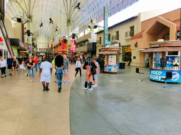 Las Vegas, Estados Unidos da América - 07 de maio de 2016: The people walking at Fremont Street — Fotografia de Stock