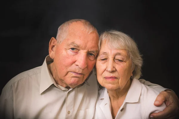 Ledsen äldre par på en svart bakgrund — Stockfoto