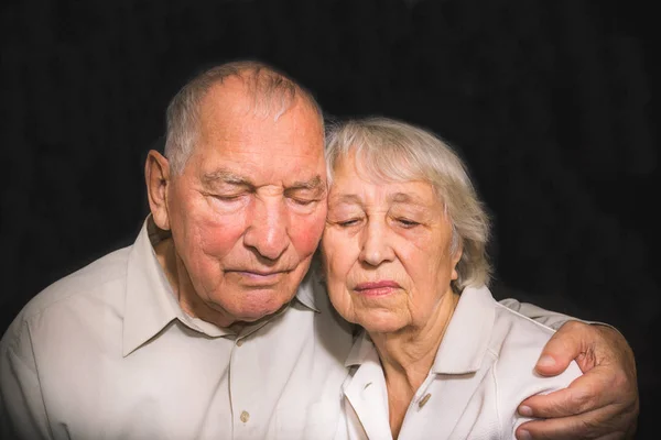 Triste couple âgé sur fond noir — Photo
