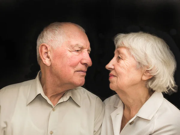 Le couple âgé sur fond noir — Photo