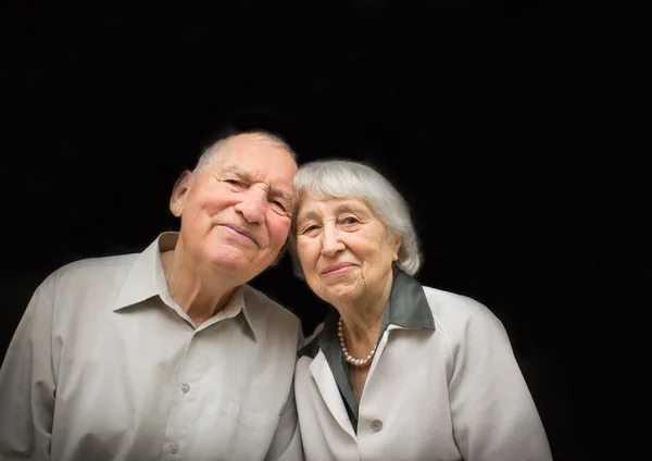 Пожилая пара на черном фоне — стоковое фото