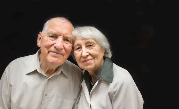 O casal de idosos em fundo preto — Fotografia de Stock