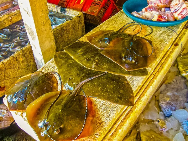 Primer plano de rayas frescas en el mercado abierto —  Fotos de Stock