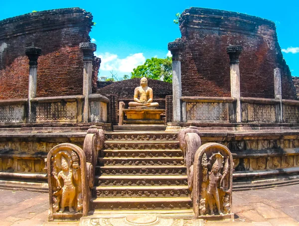Buddha im Polonnaruwa-Tempel - mittelalterliche Hauptstadt von Ceylon, UNESCO — Stockfoto