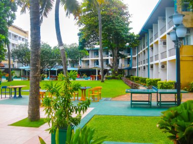 Negombo, Sri Lanka - Nisan 29, 2009: Camelot Beach Hotel'in Yüzme Havuzu