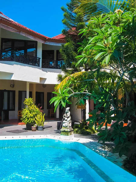 Bali, Indonésie - 09 avril 2012 : Vue de la piscine de l'hôtel Flora Kuta Bali — Photo