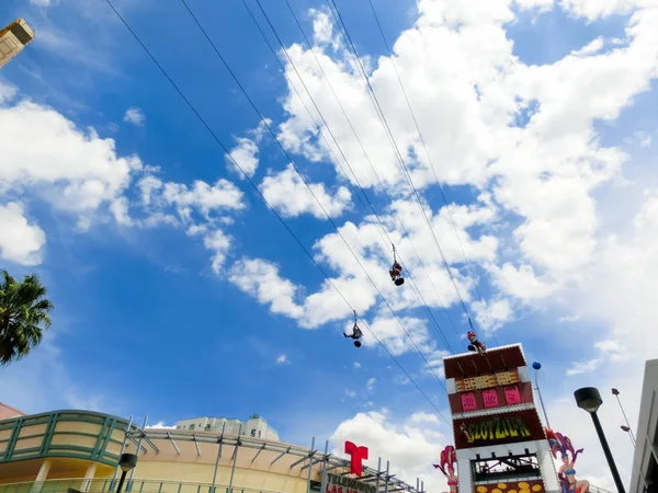 Las Vegas, Amerika Birleşik Devletleri - 07 Mayıs 2016: bir insan Slotzilla ZIP satır cazibe Fremont Street deneyimi sürme. — Stok fotoğraf