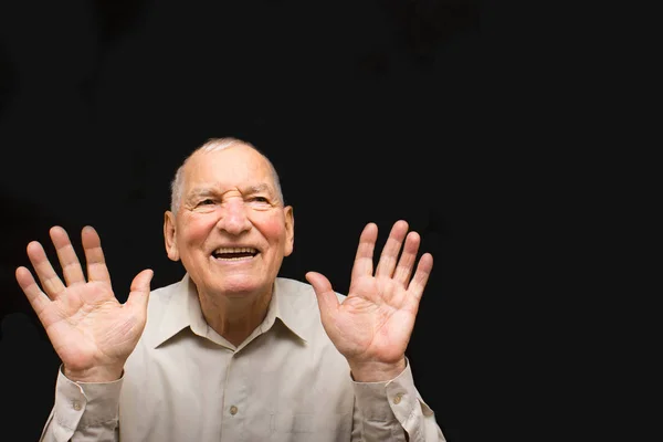 L'anziano felice su sfondo nero — Foto Stock