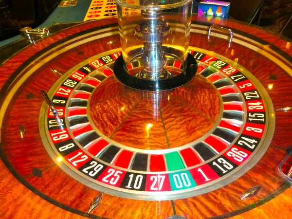 美国拉斯维加斯 2016年5月6日 2016年5月6日在美国拉斯维加斯弗里蒙特赌场的纸牌游戏轮盘赌桌 — 图库照片