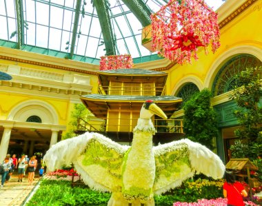 Las Vegas, Amerika Birleşik Devletleri - 05 Mayıs 2016: Japonca lüks hotel Bellagio, Las Vegas, Amerika Birleşik Devletleri, Bahçe çiçekli, yürüyen insanlar