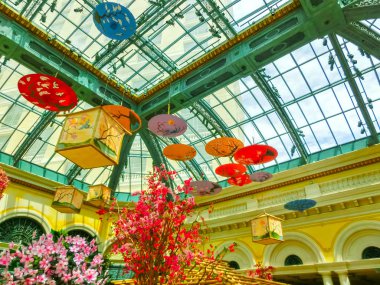 Las Vegas, Amerika Birleşik Devletleri - 05 Mayıs 2016: Japonca lüks hotel Bellagio, Las Vegas, Amerika Birleşik Devletleri, Bahçe çiçekli, yürüyen insanlar