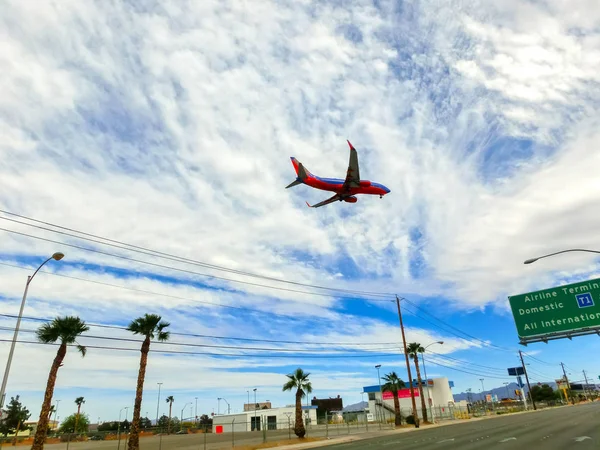 ラスベガス, アメリカ合衆国 - 2016 年 5 月 6 日: 空港で着陸のため減少している青い空の航空機 — ストック写真