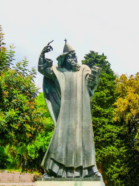 Сплит, Хорватия - 08 мая 2014 года: Монументальная бронзовая статуя епископа Григория — стоковое фото