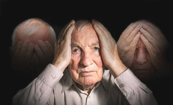Ritratto di un anziano con il volto chiuso a mano — Foto Stock