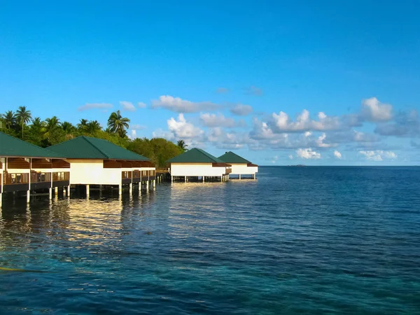 Su bungalov ve mavi denizin — Stok fotoğraf