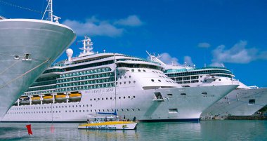 St. Johns, Antigua ve Barbuda - 07 Şubat 2013: Cruise gemisi denizlerde Royal Caribbean International bağlantı noktası parlak