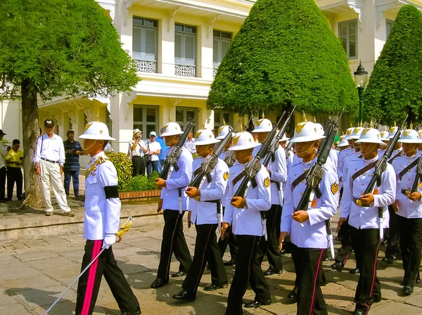 Bangkok, Tailândia - 30 de junho de 2008: Mudança da honra de guarda no Palácio Real — Fotografia de Stock